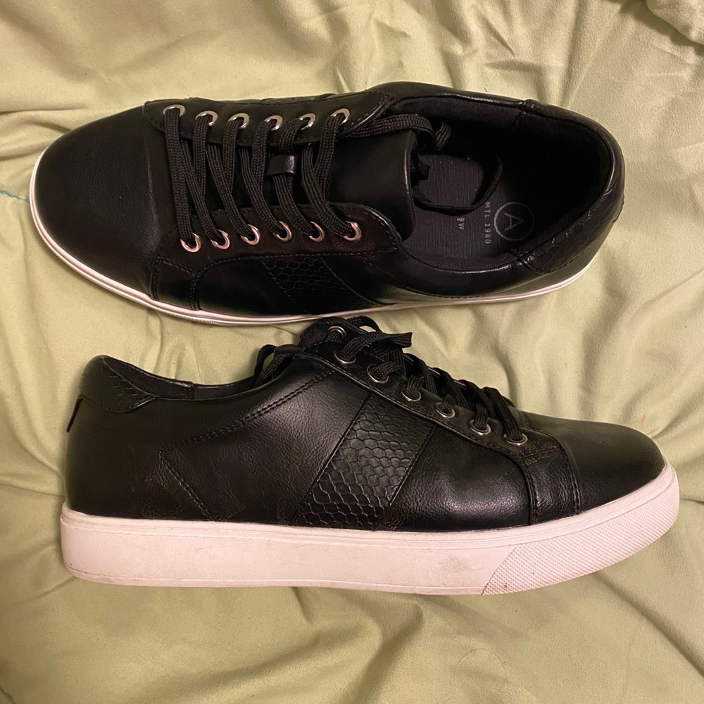 Pennington’s black sneaker